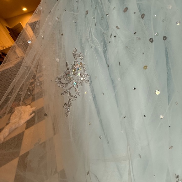 Stunning Morrie Lee Ball Gown – Perfect for Quinceañera, Prom, or Formal Events - Picture 4 of 7